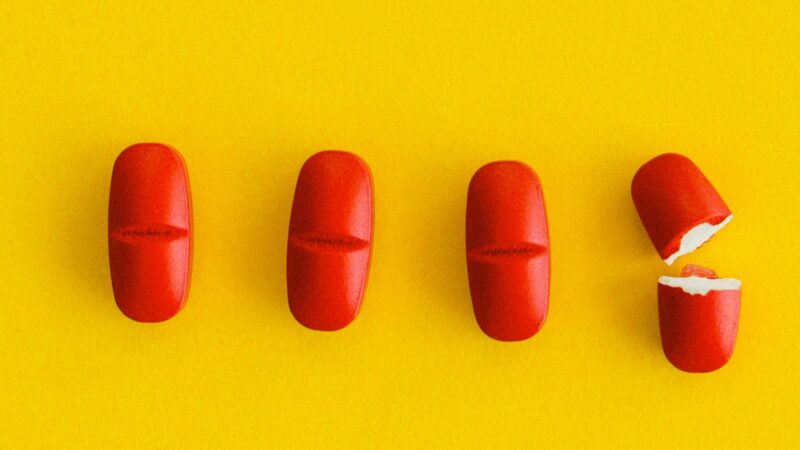 Posso Partir o Comprimido ao Meio? O Risco Escondido em um Gesto Simples